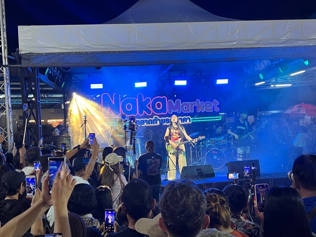 Nene Royal live @ Naka Market Phuket — publiek filmt massaal